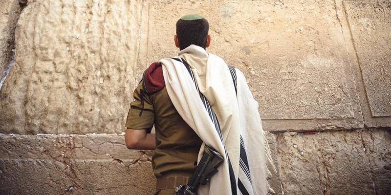D 'Regierung Israel mécht d' Aarbecht vum Zentrum fir Krisenmanagement am Bunkeren, fir de Fall vun engem Krich строившемся