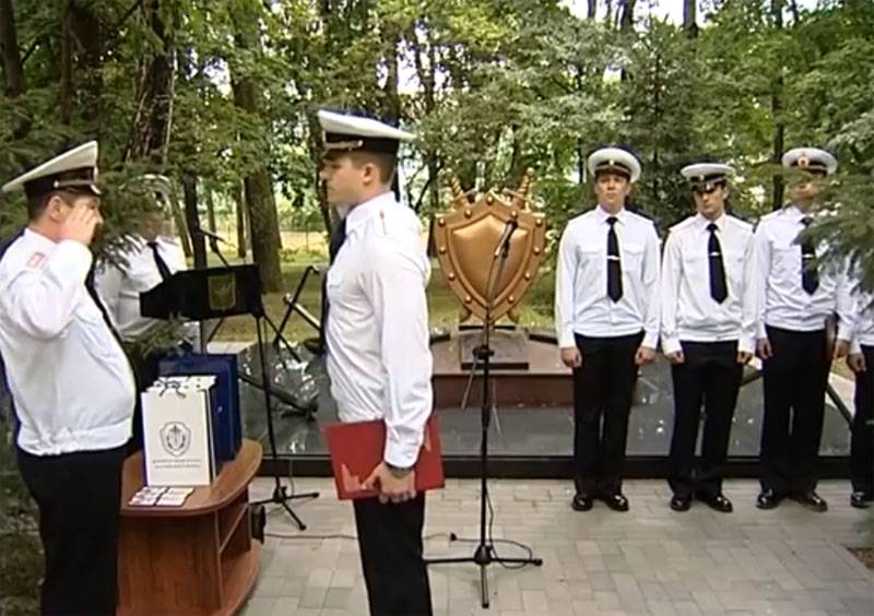 Un jour un spécialiste du service juridique dans le SOLEIL de la fédération de RUSSIE