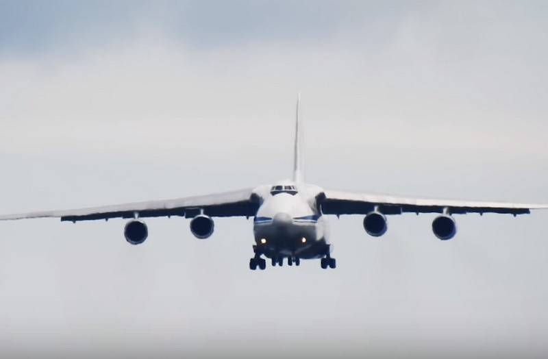 Avion de transport militaire du ministère de la défense avec l'aide médicale s'est envolé pour les etats-UNIS