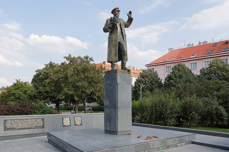 En praga fue derribado el monumento al mariscal soviético iván Коневу
