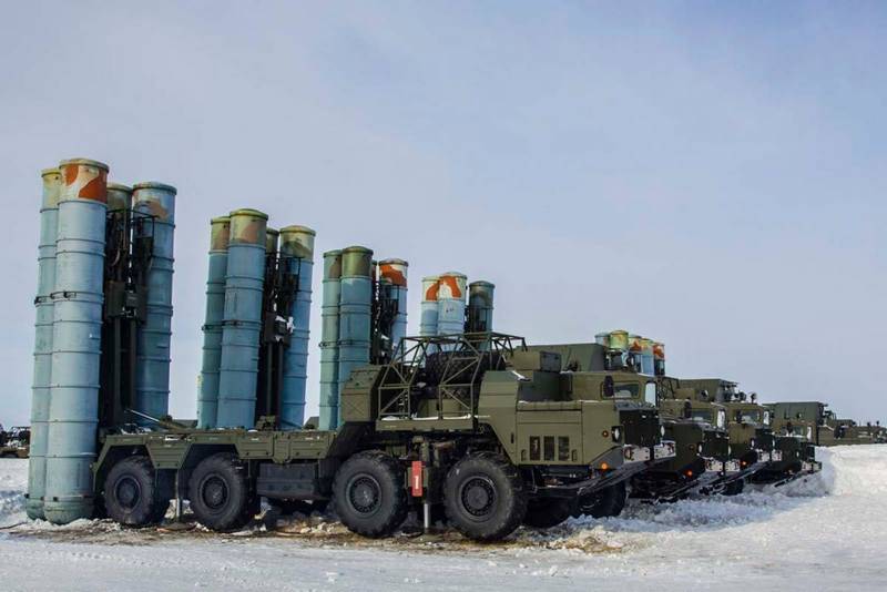 Le nouveau régiment antiaérien couvert Севморпуть et russe de l'Arctique