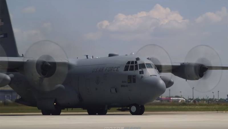 Présenté des images avec la tentative de faire tomber américain de l'avion de transport C-130 Hercules