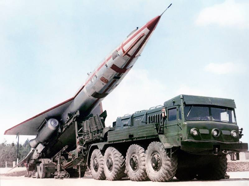 D ' Entwécklung vun der muecht: der MAZ-535 Virmarsch