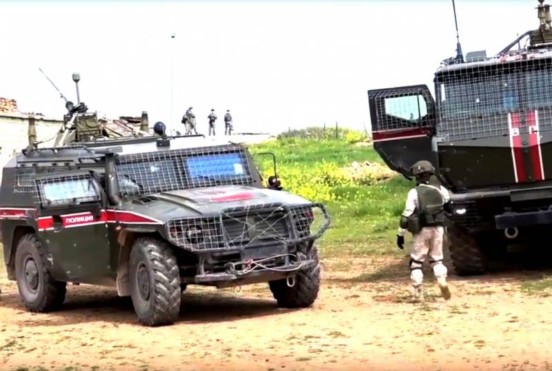 En syrie, le 9 avril, des hommes armés ont bloqué la route russe à la patrouille à Idlib