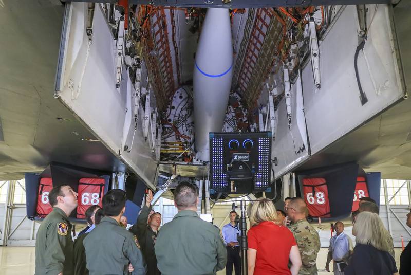 D 'US-Loftwaff d' Virgesinn, rüsten Bombers B-1B Lancer Rakéiten гиперзвуковыми