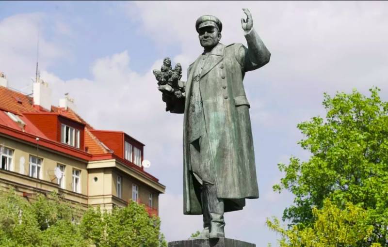 Пам'ятник без маски, чиновники без особи