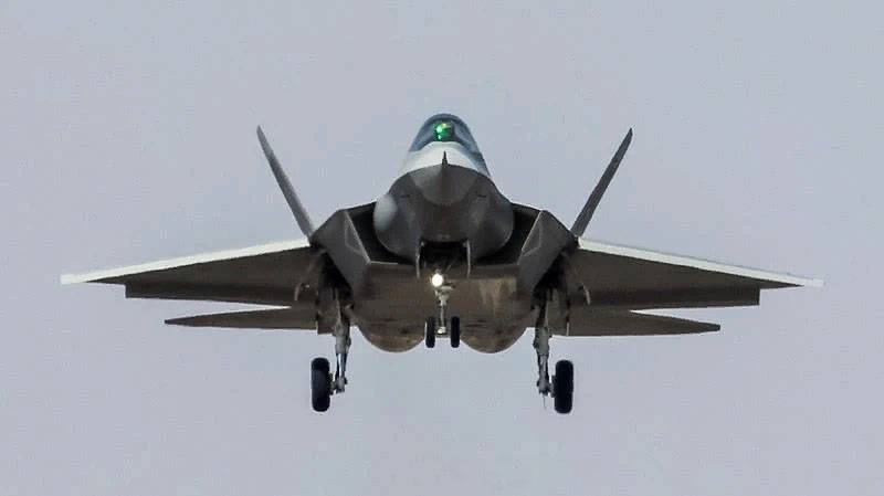 Для китайських винищувачів нового покоління J-31 вибрали остаточний варіант забарвлення