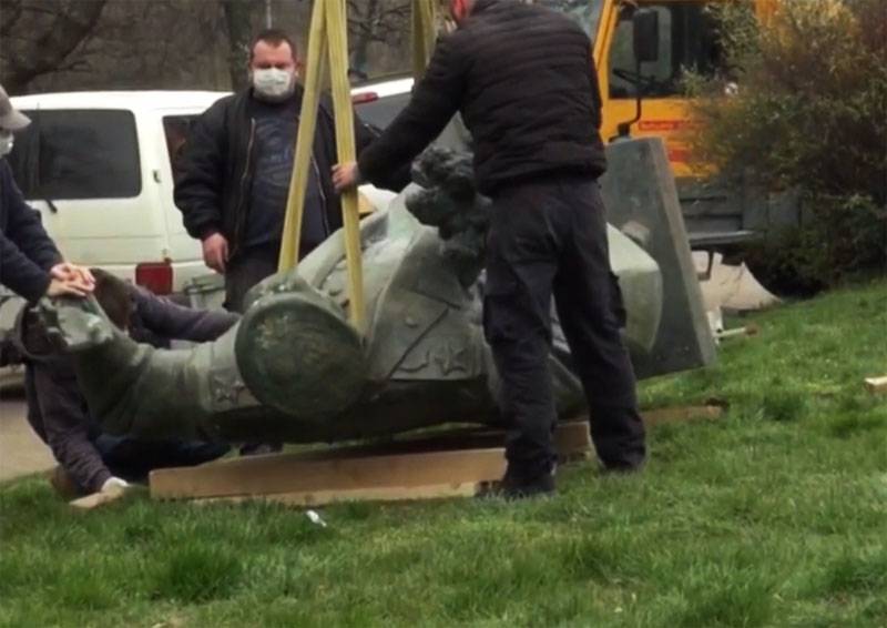 Auseinandergebaut in Prag ein Denkmal für den Marschall Konev Russland vermitteln kann