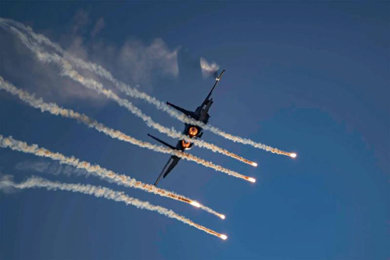 Läichen Kampfjets Fléien iwwer Tel Aviv