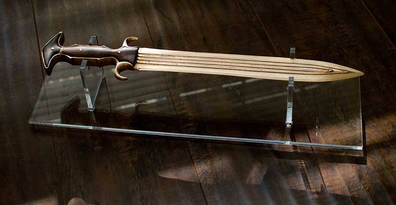 Bronze-Schwerter im Kampf und Museen