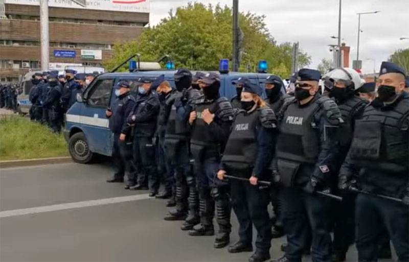 «La nation voit que le poisson pourrit par la tête» - les polonais réagissent à l'accélération dure des actions de protestation