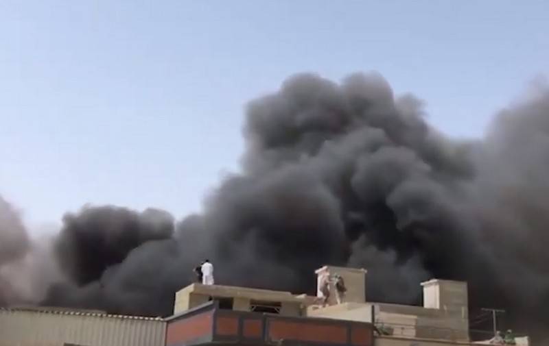 De Fliger vun der pakistanischen Airlines Airbus A320 gefall op Wohngebiete Karachi
