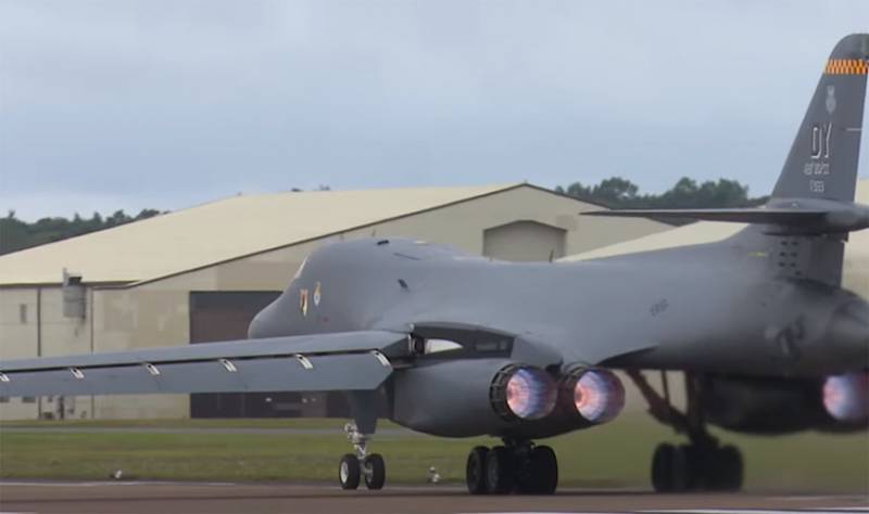B-1B Lancer vun der US-Loftwaff flogen fofzeg Kilometer vun der fréierer U-Booter op Kurilen
