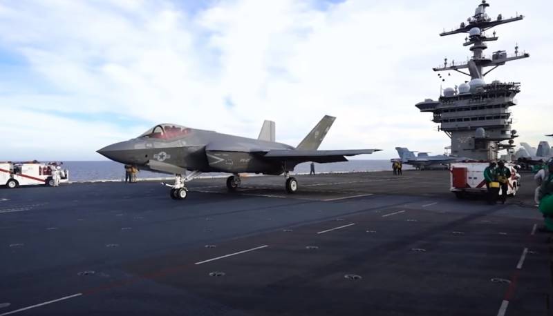 Із үстінен толқынымен: күтім F-35C төмен жазықтығында палуба авианосца попал на видео