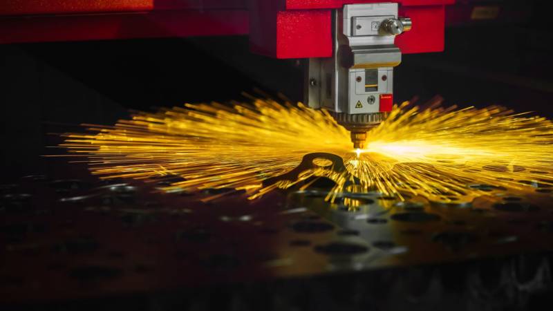 Ënner de Kläng vun der Säge: iwwer d ' kämpfen mat Lasern