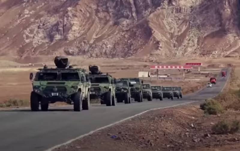 З палицями та камінням на броньовик: показано нібито зіткнення військових Китаю та Індії
