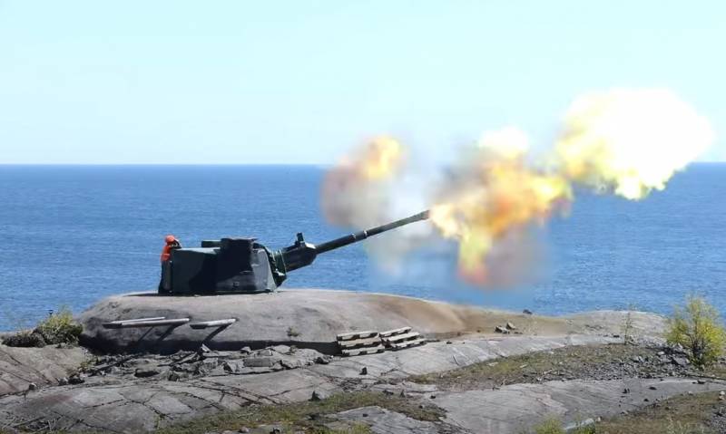 Finlandesa de la costa de la artillería estuvo el golpe de los barcos