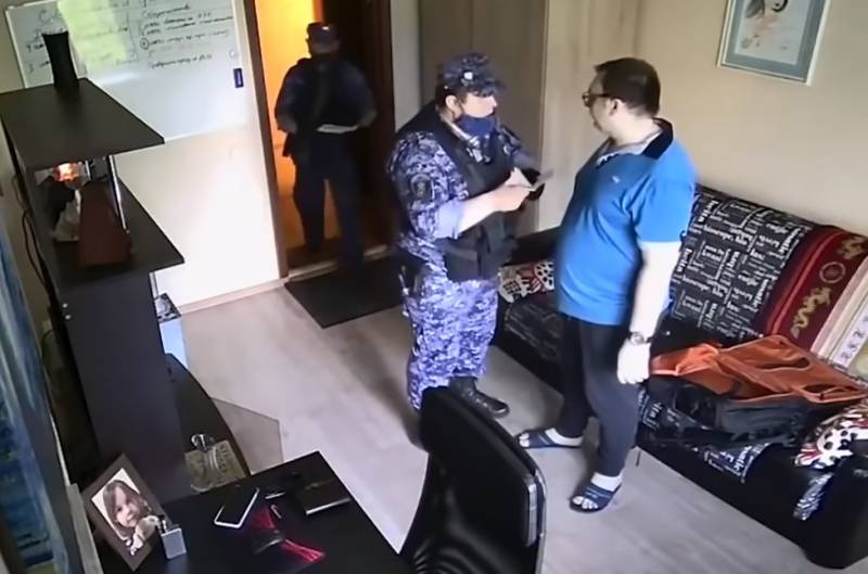 Tiré росгвардейца, menaçant de jeter un citoyen de la drogue