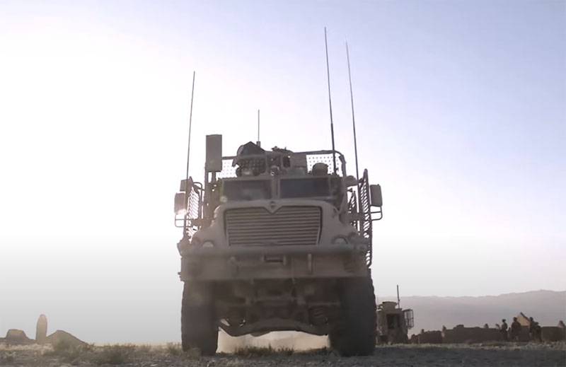En la red высмеяли заглохший el coche blindado del ejército de los estados unidos, que trataba de impedir la patrulla sol de la federacin rusa en siria