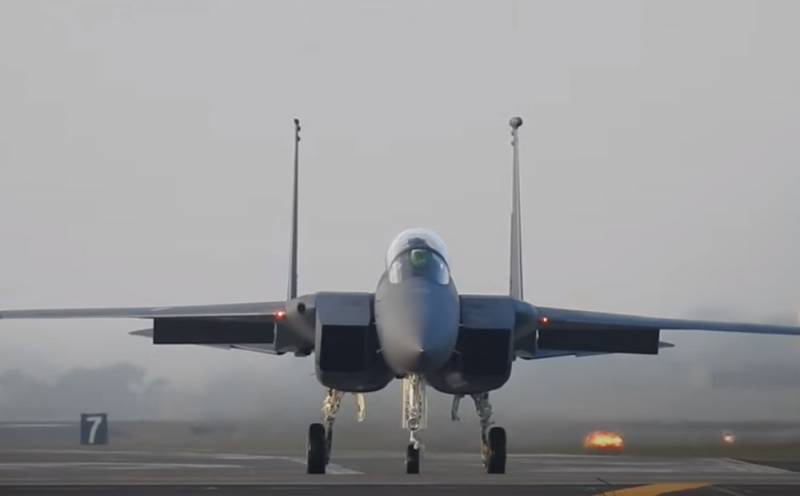 Kampfflugzeug F-15 der US-Loftwaff an d 'Nordséi, an d' Sich no de Piloten ginn fortgesat