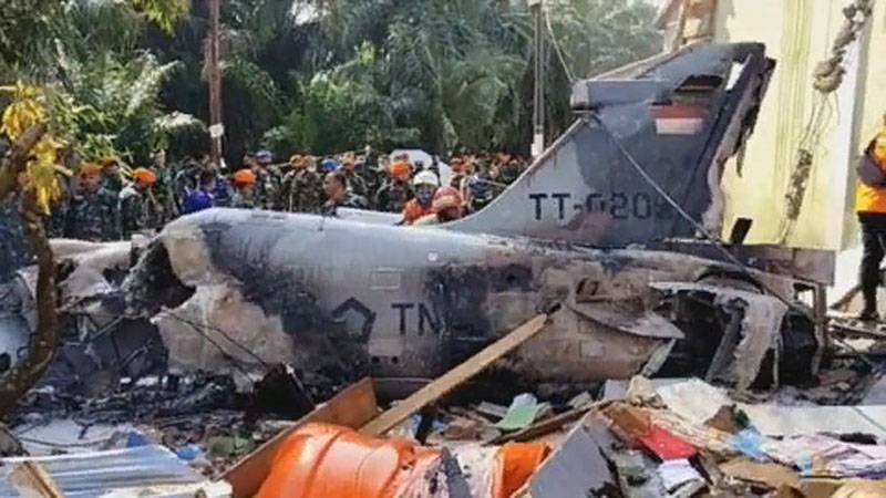 Samolot sił POWIETRZNYCH Indonezji spadł na dzielnicę mieszkalną