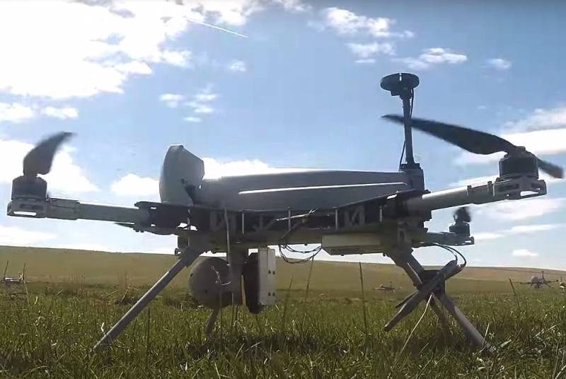 The Drive über die türkischen дронах-KAMIKAZE Kargu und Angriff UAV Schwarm