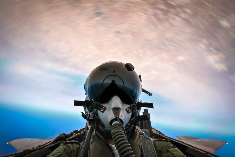 Berichtet über die Raketen-Schlägen der israelischen Luftwaffe auf mehrere Provinzen in Syrien