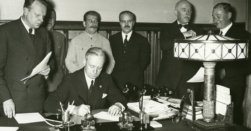 Wer hat das Molotow unter den Pakt mit Риббентропом?