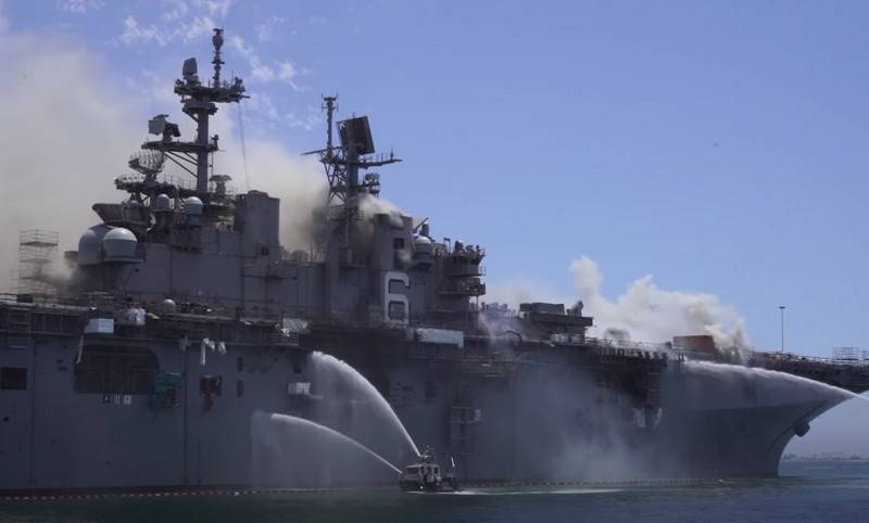 En arde americano this Bonhomme Richard se ha derrumbado la parte de la cubierta de despegue