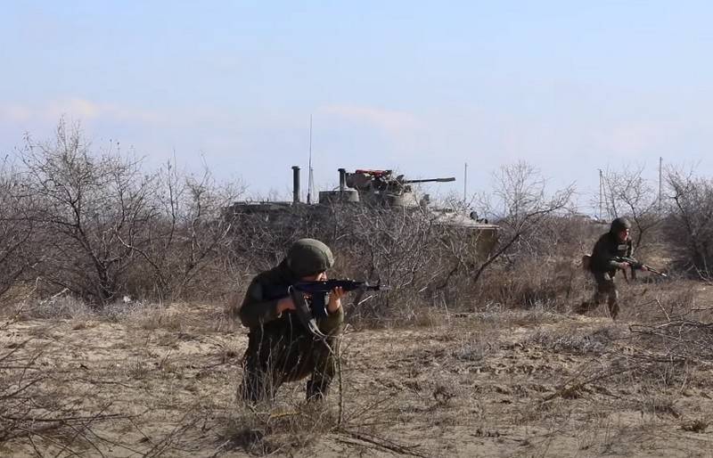 Морпіхи проти ВДВ: на Каспії пройшли навчання морського і повітряного десанту