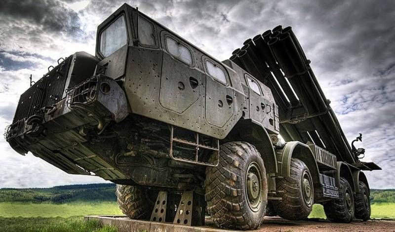 Die Reichweite der MLRS «Smerch» erreichen kann 270 km. der Versuch, «schlagen» Projekt GLSDB