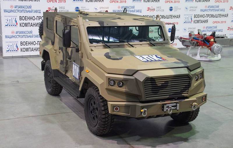 Im Forum «Armee-2020» zeigen die schwimmende Version gepanzerten Fahrzeug «Arrow»