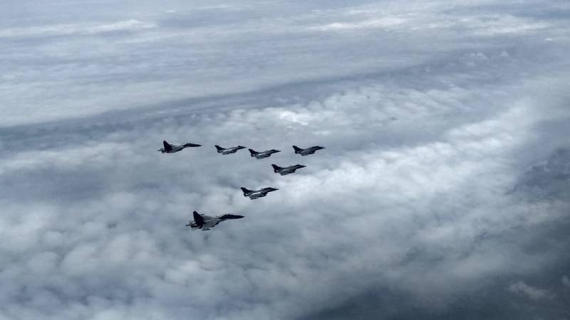 قبل أن تهبط في قاعدة جوية في الهند طائرات رافال رافقتها مقاتلات su-30MKI