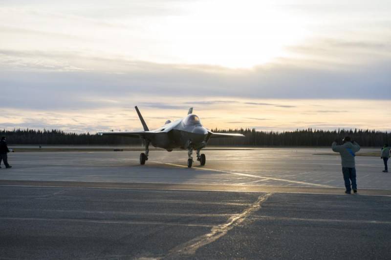 التحديث العميق. F-35 سوف تجلب إلى F-22 رابتور