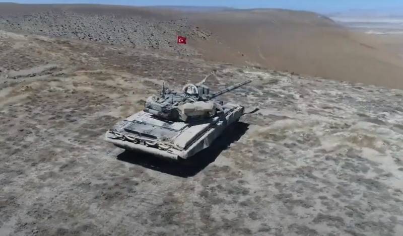 T-90 mat der tierkescher Anere: Militär an Aserbaidschan posieren virun dem hannergrond vun de Russesche Panzer