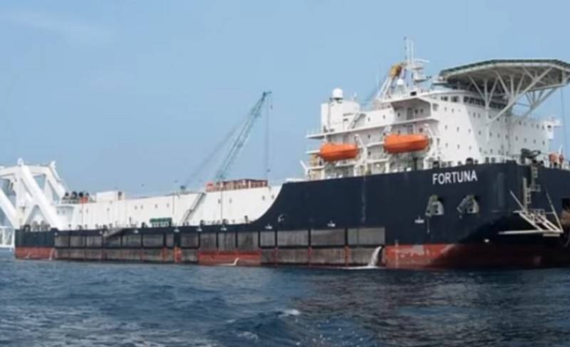 Pipe-laying barge 